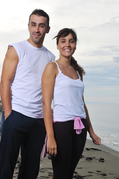 glückliches junges paar in weißer kleidung haben romantische erholung und spaß am schönen strand im urlaub