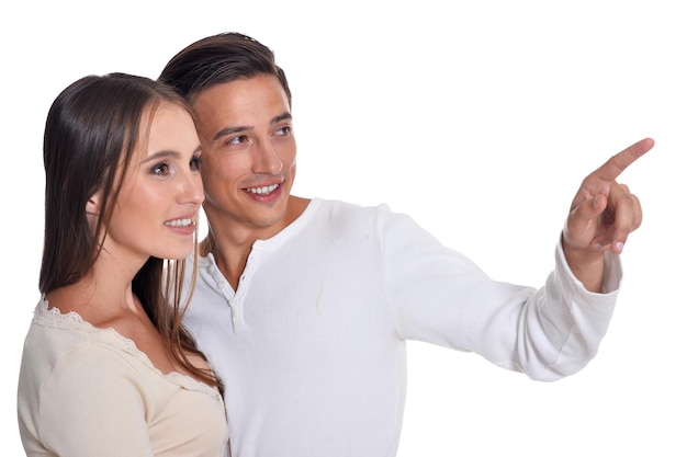 Glückliches junges Paar posiert isoliert auf weißem Hintergrund