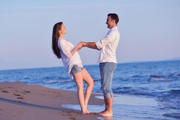 glückliches junges romantisches verliebtes paar hat spaß am schönen strand an einem schönen sommertag