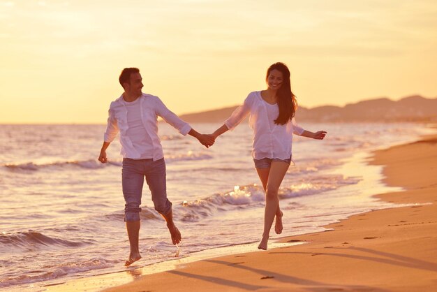 glückliches junges romantisches verliebtes paar hat spaß am schönen strand an einem schönen sommertag