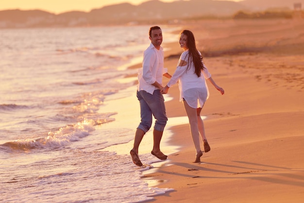 glückliches junges romantisches verliebtes paar hat spaß am schönen strand an einem schönen sommertag