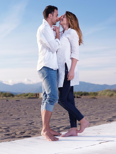 glückliches junges romantisches verliebtes paar hat spaß am schönen strand an einem schönen sommertag