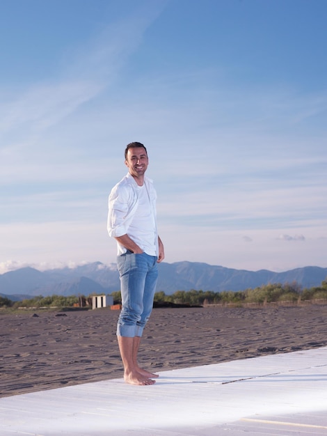 glückliches junges romantisches verliebtes paar hat spaß am schönen strand an einem schönen sommertag