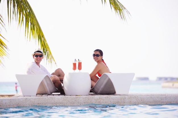 glückliches junges romantisches verliebtes paar hat spaß beim laufen und entspannen am schönen strand
