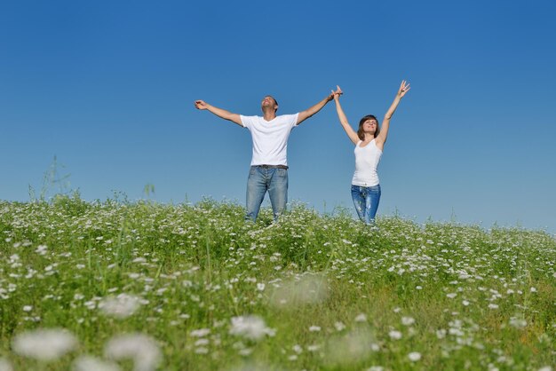 glückliches junges verliebtes paar hat im sommer romantik und spaß auf dem weizenfeld