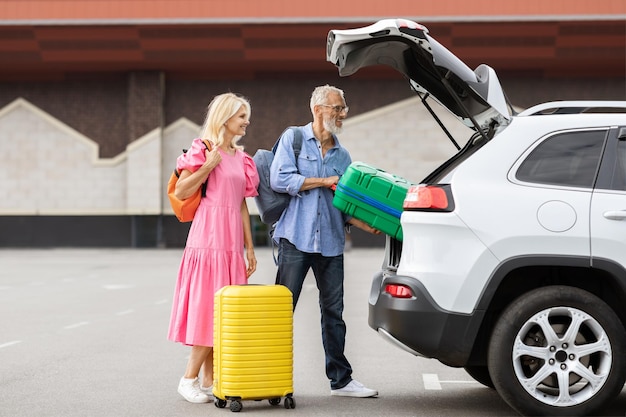 Glückliches kaukasisches älteres Paar, das gemeinsam eine Autofahrt macht