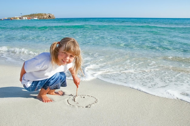 Glückliches Kind am Meer im Freien