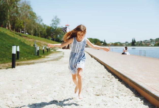 Glückliches Kind am StrandKleines blondes Mädchen läuft am Strand entlang