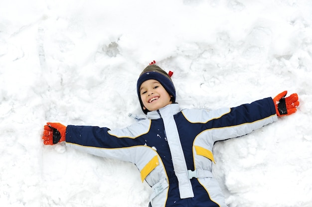 Glückliches Kind auf Schnee