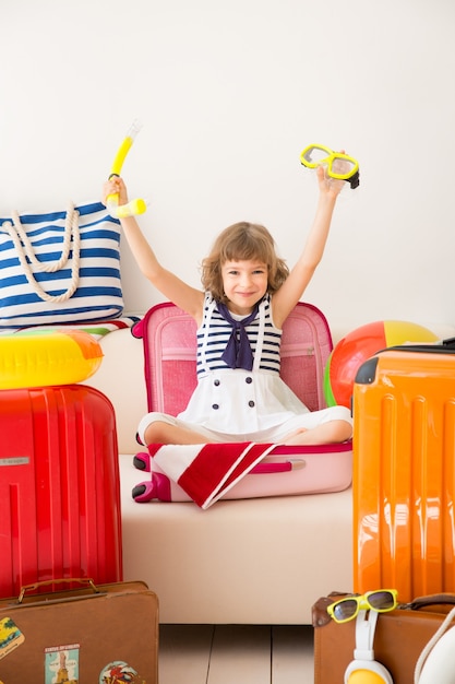 Glückliches Kind bereit für einen Sommerurlaub Kind, das Spaß zu Hause hat