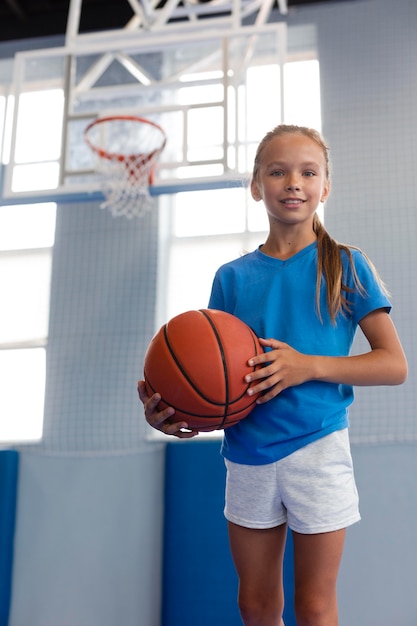 Foto glückliches kind, das basketball spielt