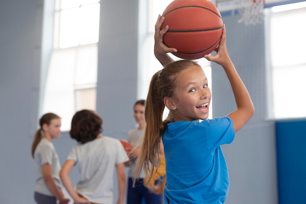 Glückliches Kind, das Basketball spielt