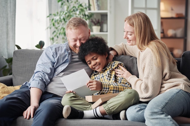 Foto glückliches kind, das eine adoptionsvereinbarung erhält