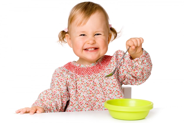 Glückliches Kind, das, getrennt über weißem Hintergrund isst