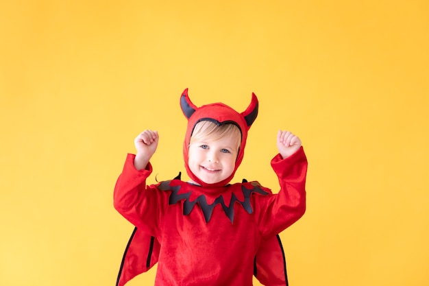 Glückliches Kind, das Halloween-Kostüm trägt