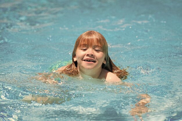 Glückliches Kind, das im Swimmingpool spielt Sommerferien für Kinder