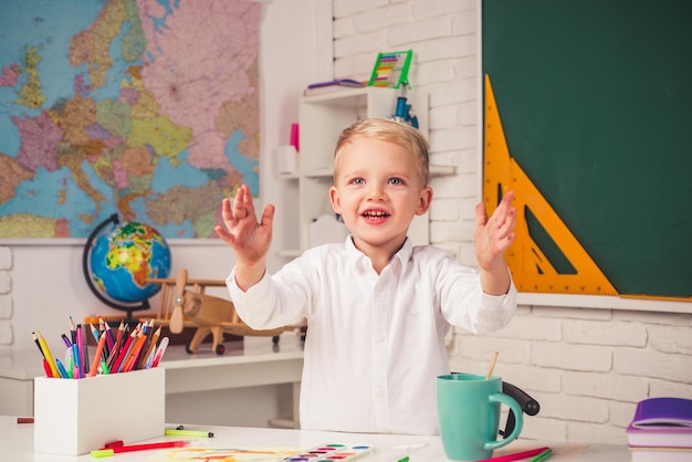 Glückliches Kind, das lustiges Kind aus dem Unterricht der Grundschule lernt