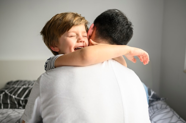 Glückliches Kind, das seinen Vater umarmt