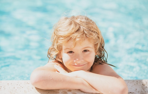 Glückliches Kind, das sich am sonnigen Tag am Pool amüsiert, Junge, Kind, entspannen sich im Spa-Schwimmbad