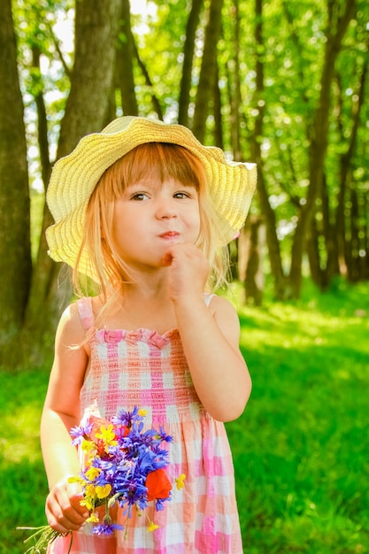 Glückliches Kind, das Spaß beim Spielen im Naturpark hat