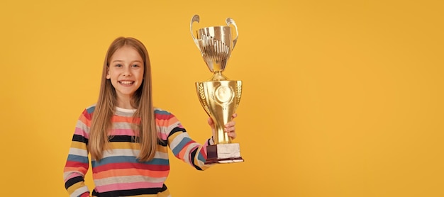 Glückliches Kind hält Golden Cup Achievement Award Feiern des Schulerfolgs Horizontales Poster