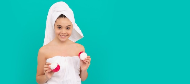 Glückliches Kind im Badeturm wählt Hautcreme Haut Kosmetik und Hautpflege für Teenager-Kinderposter