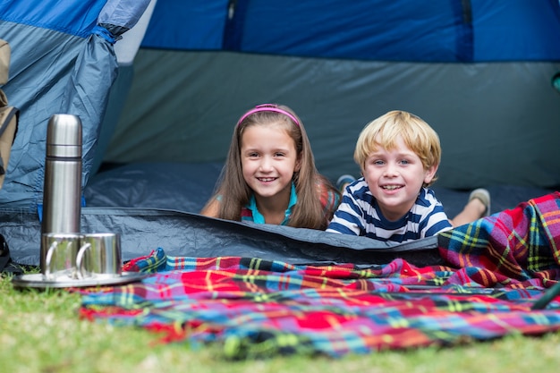 Glückliches Kind im Park zusammen