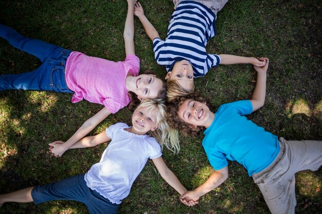 Glückliches Kind im Park zusammen