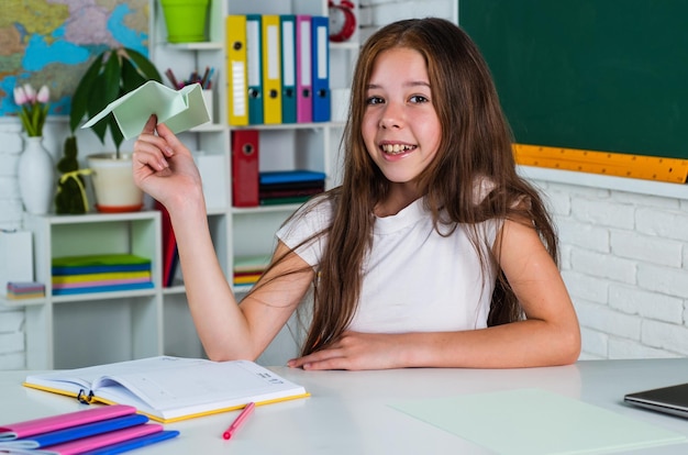 Glückliches Kind in der Klassenzimmerschule mit Tafelbildung