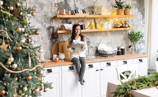 glückliches kind mädchen, das zu weihnachten auf ein wunder wartet.