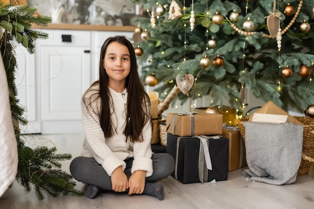 glückliches kind mädchen, das zu weihnachten auf ein wunder wartet.