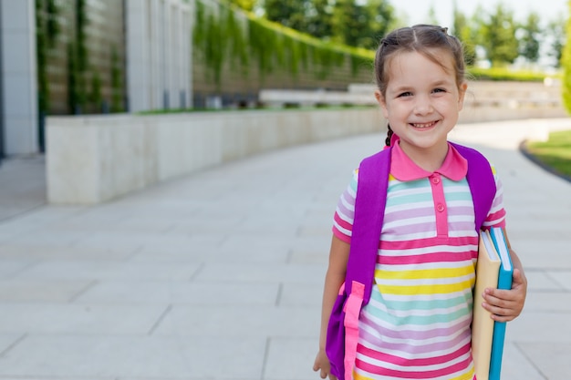 glückliches Kind Mädchen Grundschüler läuft zur Klasse.