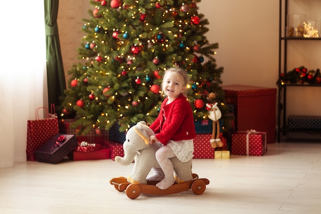 Glückliches Kind Mädchen zu Hause am Silvesterabend