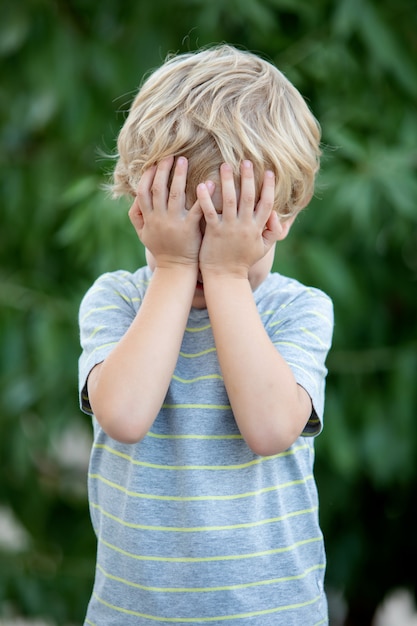 Foto glückliches kind mit blauem t-shirt im garten