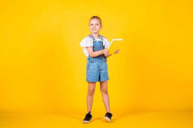 Glückliches Kind mit Notizbüchern bereit für die Studienausbildung