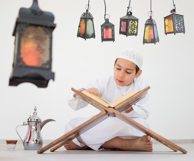 Glückliches Kind mit Ramadan-Laterne