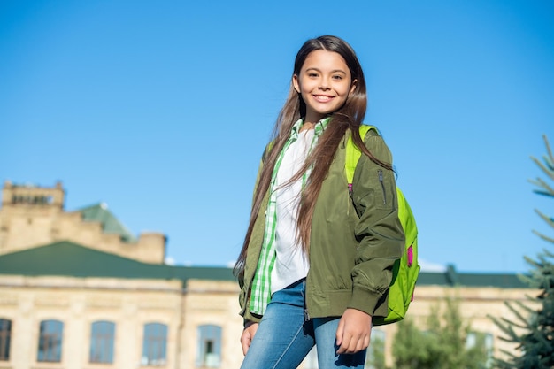 Glückliches Kind mit Schultasche im Freien mit Kopienraum zurück zur Schule