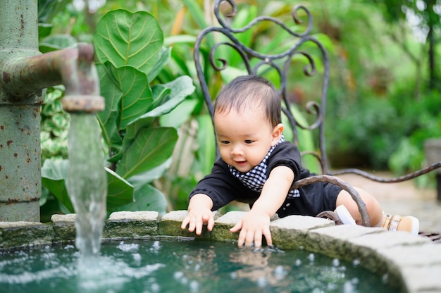 Glückliches Kind nahe dem Brunnen