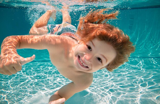 Glückliches Kind Schwimmen und Tauchen unter Wasser Kind mit Spaß im Pool unter Wasser aktiven gesunden Lebensstil
