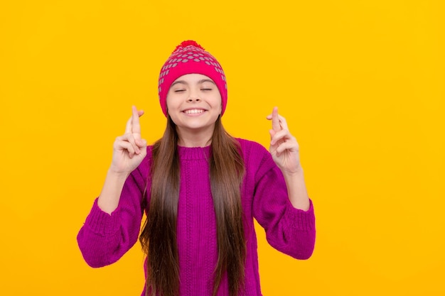 Foto glückliches kind trägt warme kleidung auf gelbem hintergrund kinder wintermode und schönheit