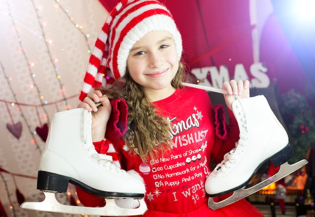 Glückliches Kindermädchen mit einem Weihnachtsgeschenk