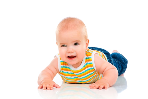 Glückliches kleines Baby getrennt auf weißem Hintergrund.