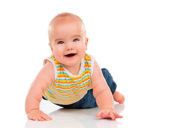 Glückliches kleines Baby getrennt auf weißem Hintergrund.