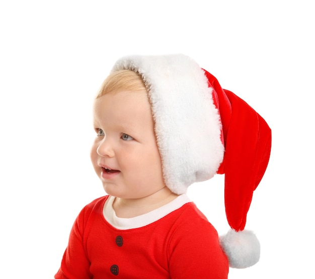 Glückliches kleines Kind in Weihnachtsmütze, isoliert auf weiß