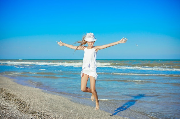 Glückliches kleines Mädchen am Strand