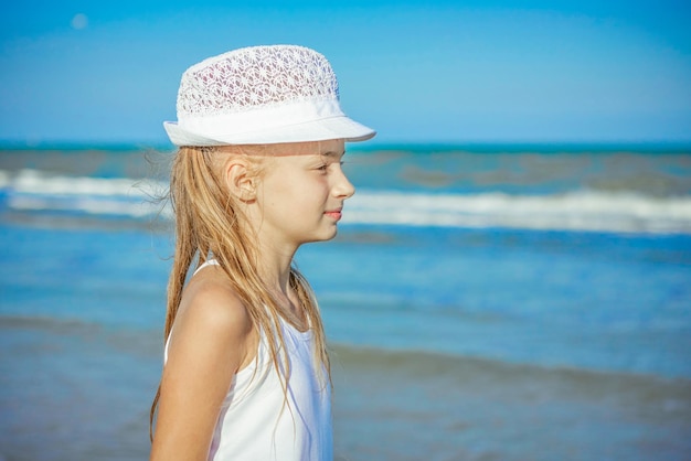 Glückliches kleines Mädchen am Strand