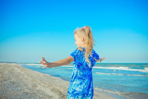 Glückliches kleines Mädchen am Strand