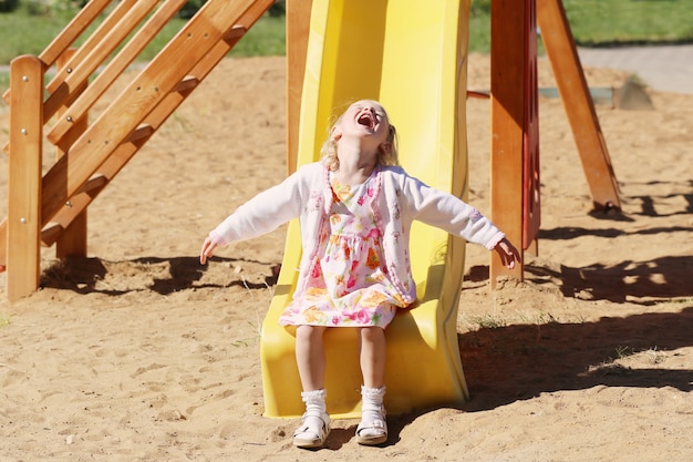 Glückliches kleines Mädchen auf Spielplatz