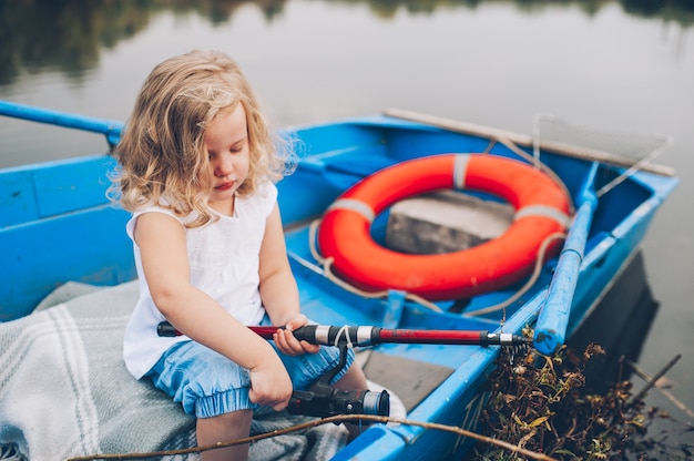 glückliches kleines Mädchen im Boot