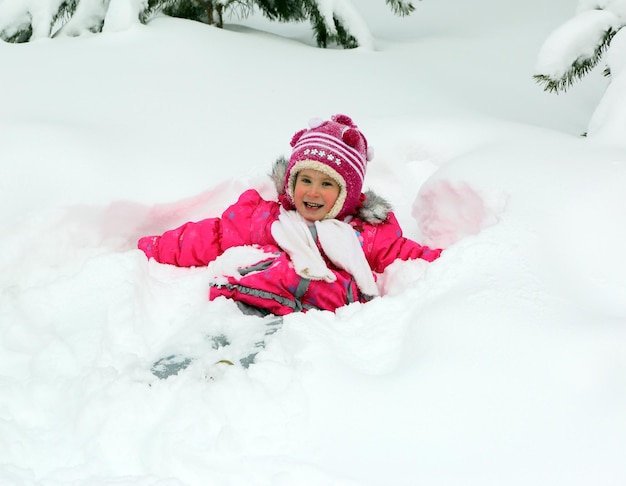 Glückliches kleines Mädchen im Schnee